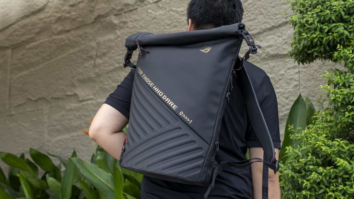 Trên tay balo ASUS ROG SLASH Edition 20: Món đồ sưu tầm siêu hiếm cho fan ROG, đựng vừa "quái vật" 18 inch, giá 12.9 triệu