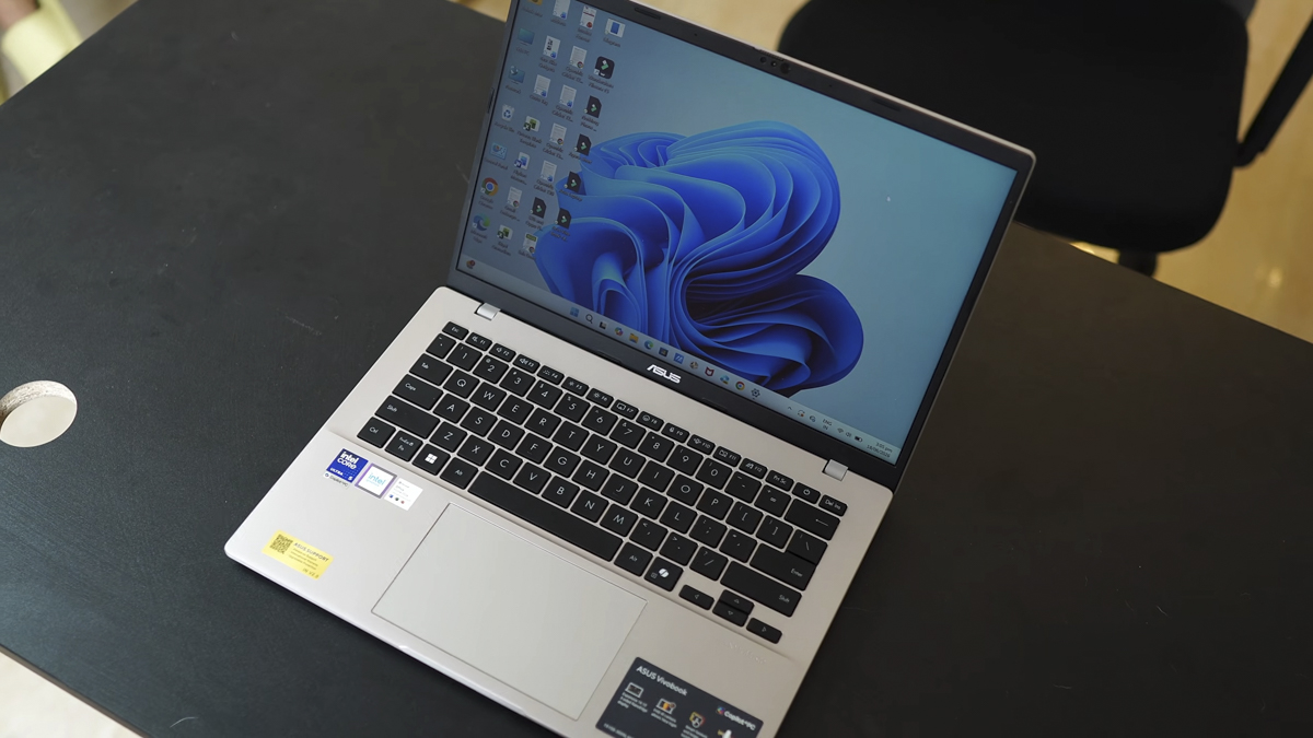 ASUS VivoBook 14 nghiêng về tính thực dụng với cấu hình tốt. Nguồn: YouTube TechiBee.