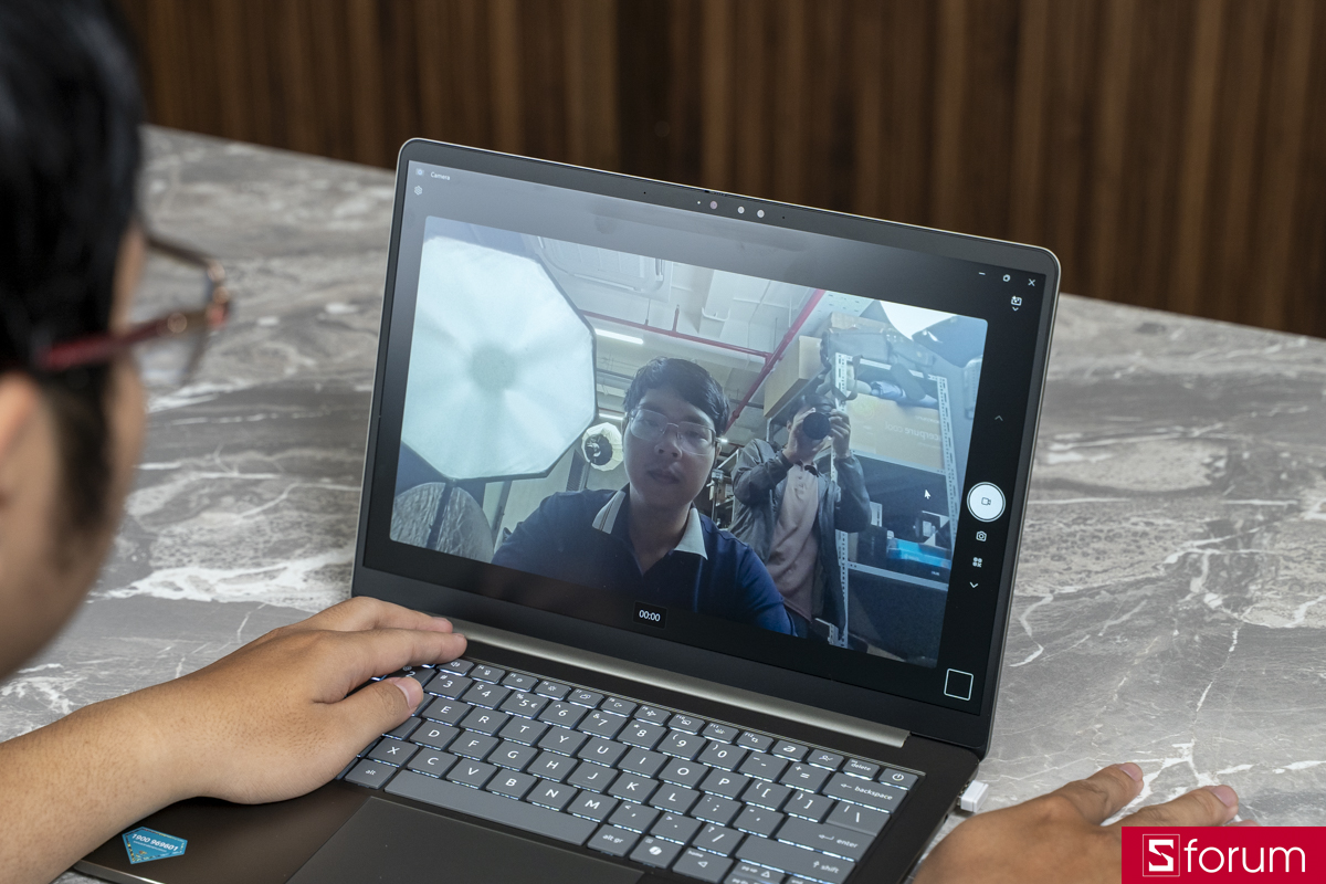 Webcam FHD trên Acer Swift Air 14