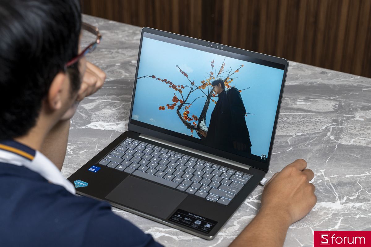 Màn hình của Acer Swift Air 14 đáp ứng được cho nhu cầu giải trí cơ bản