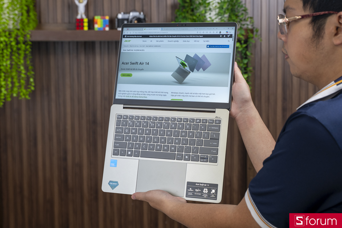 Acer Swift Air 14 sở hữu thiết kế gọn gàng đối với một chiếc laptop 14 inch