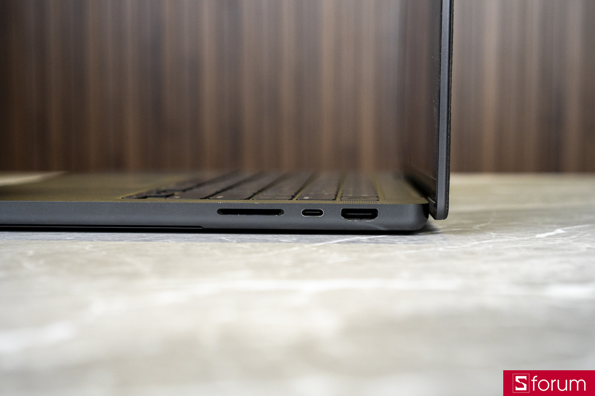 Mình thích sự đa năng của 3 cổng USB-C Thunderbolt 4 trên MacBook Pro 14 inch M3 Max