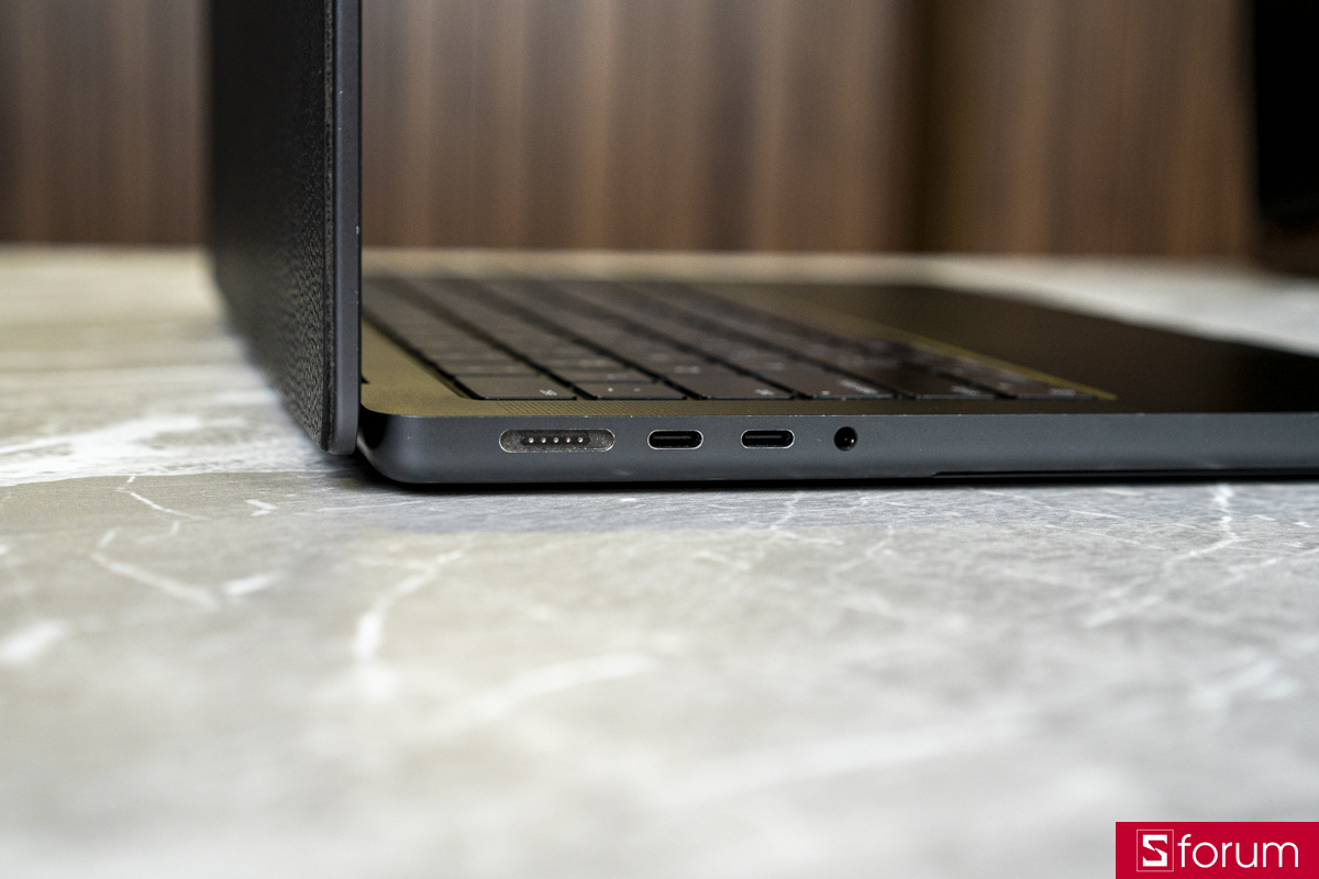 Một vài vết trầy xước trên chiếc MacBook Pro 14 inch M3 Max của mình
