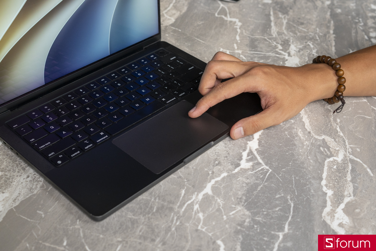 Trải nghiệm di chuột trên MacBook Pro 14 inch M3 Max