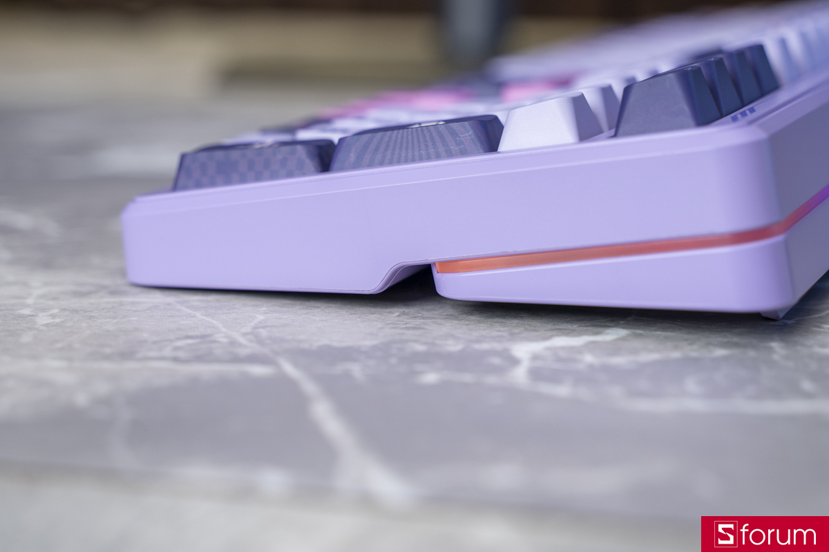 Mặt đáy của COLORFUL MECH QY98 Pro Purple có in hình nhân vật Lila kèm một khe nhỏ đi dây