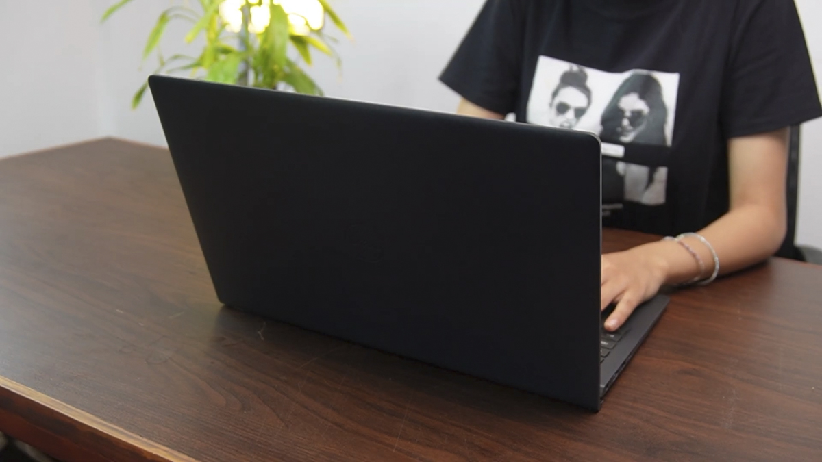 Dell 15 DC15250. Nguồn: YouTube Mobilemandu