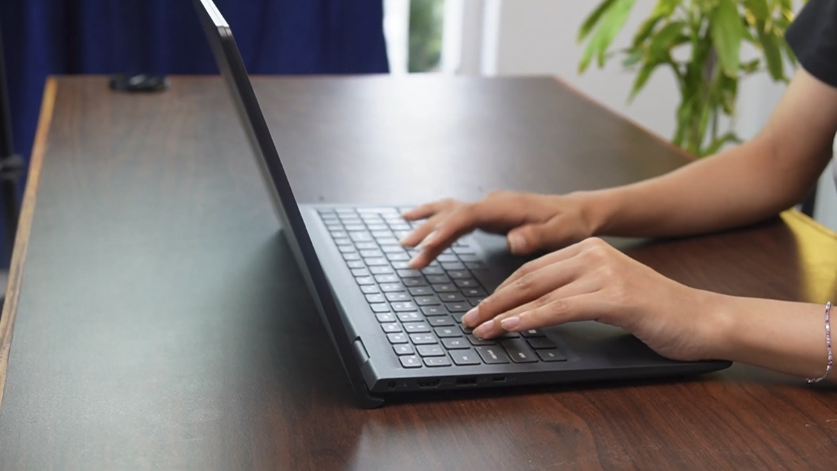 Dell 15 DC15250. Nguồn: YouTube Mobilemandu