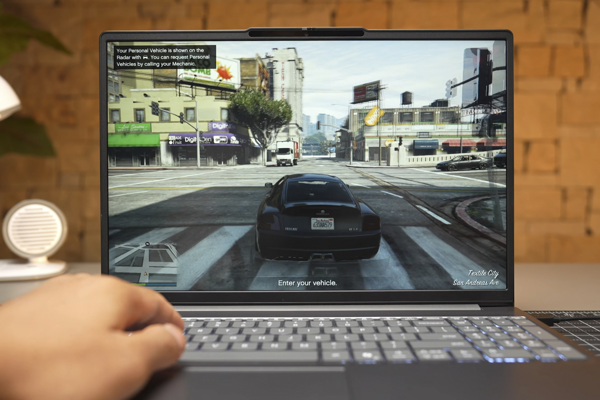 Lenovo IdeaPad Slim 3 có khả năng chơi game tốt hơn một phần nhờ dung lượng RAM cao. Nguồn: Trakin Tech English