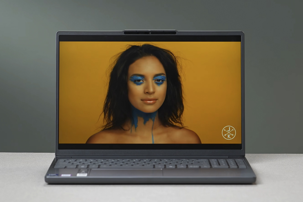 Lenovo IdeaPad Slim 3 có màn hình 60 Hz cùng độ sáng vừa đủ dùng. Nguồn: Trakin Tech English