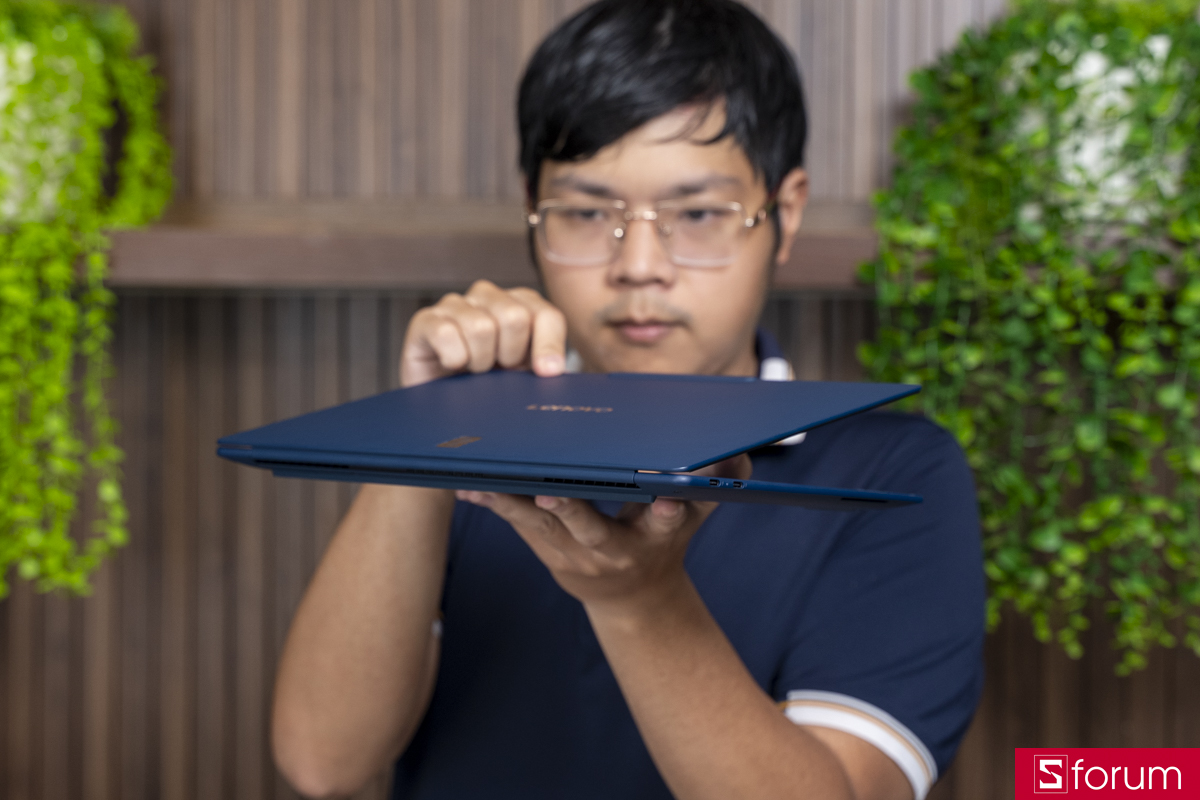 Trải nghiệm Lenovo Yoga Slim Ultra 7 14IPH11 FIFA World Cup 26 Edition