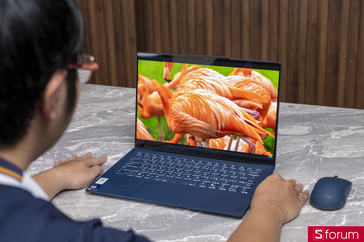 Trải nghiệm Lenovo Yoga Slim Ultra 7 14IPH11 FIFA World Cup 26 Edition
