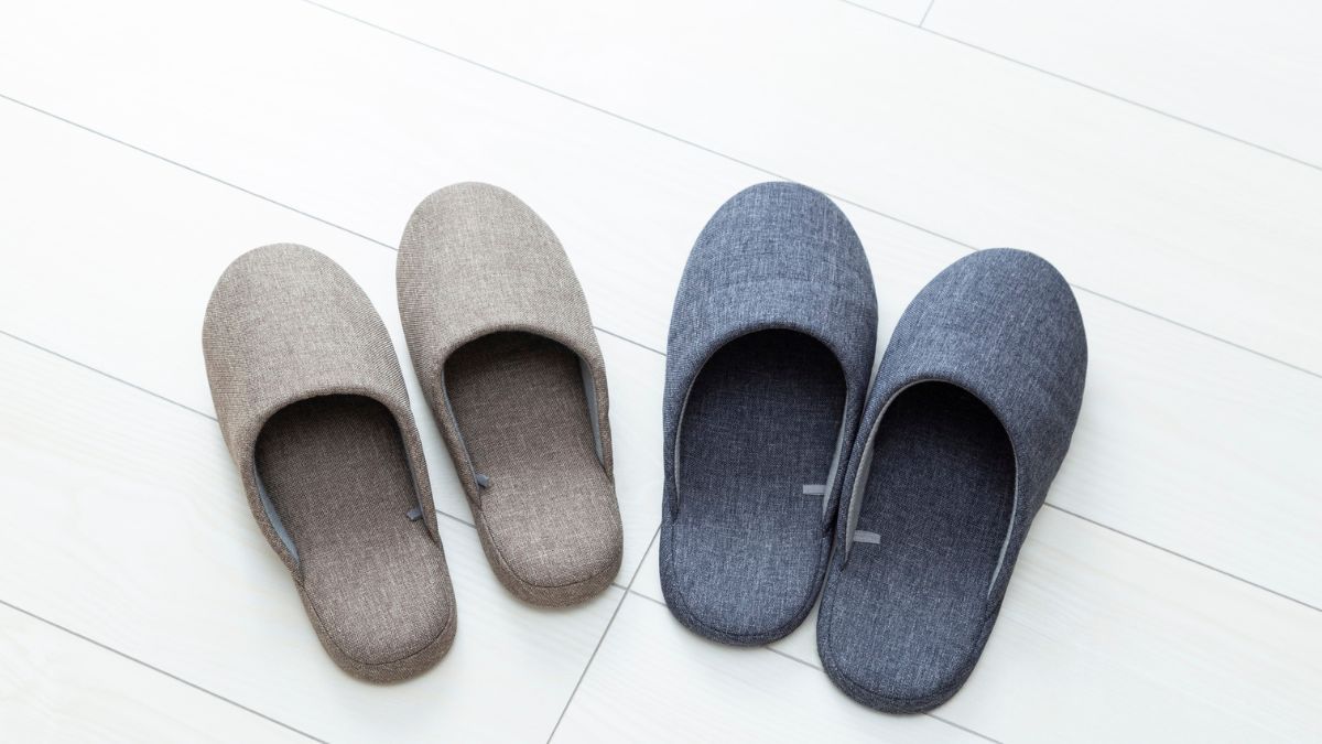 Quà tặng bà 8/3 thiên về sinh hoạt hàng ngày: dép đi trong nhà