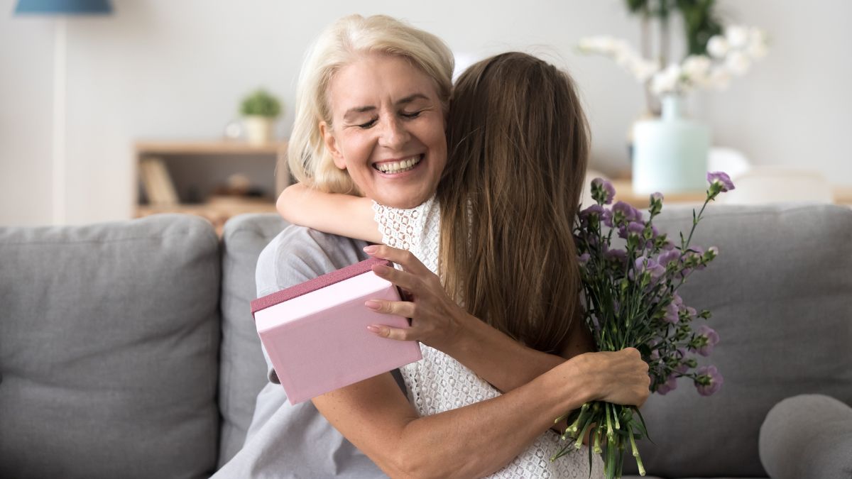 20+ Gợi ý quà 8/3 tặng bà & người lớn tuổi ấm áp &