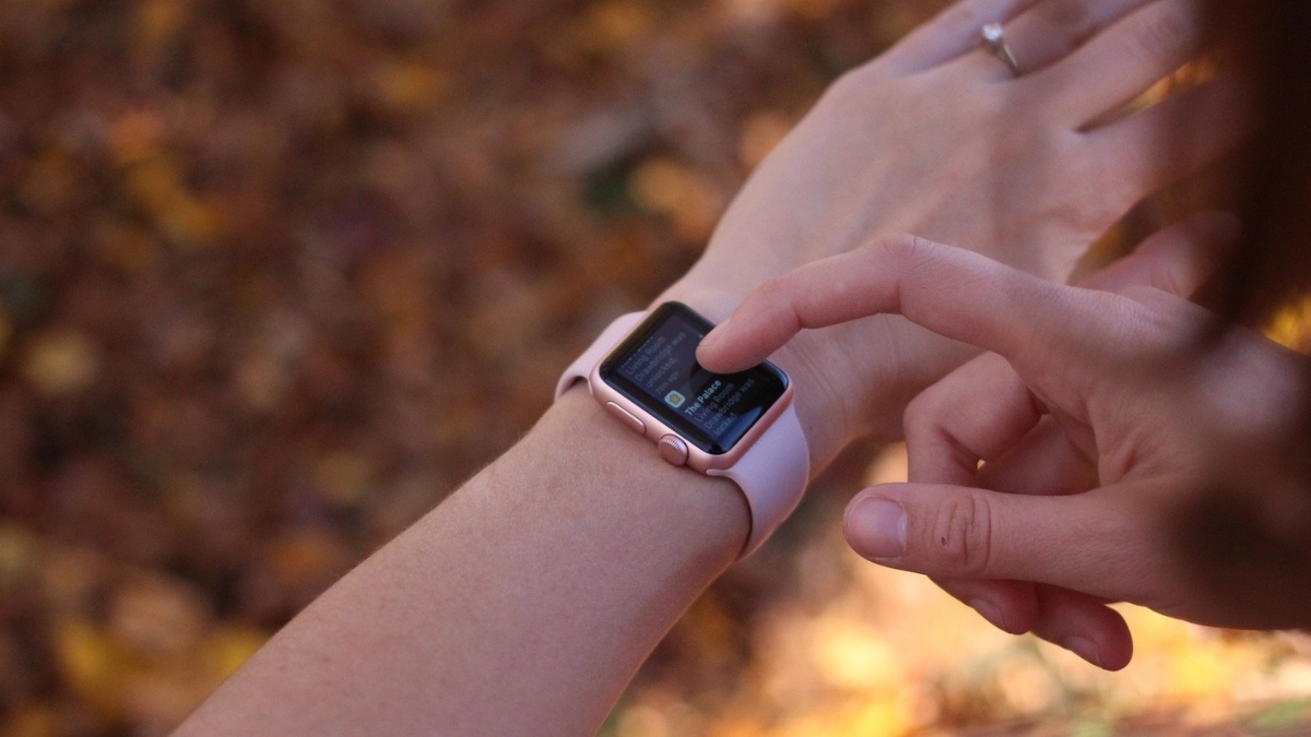 Top quà 8/3 cho bạn thân, chị em gái được lòng nhất: Đồng hồ thông minh