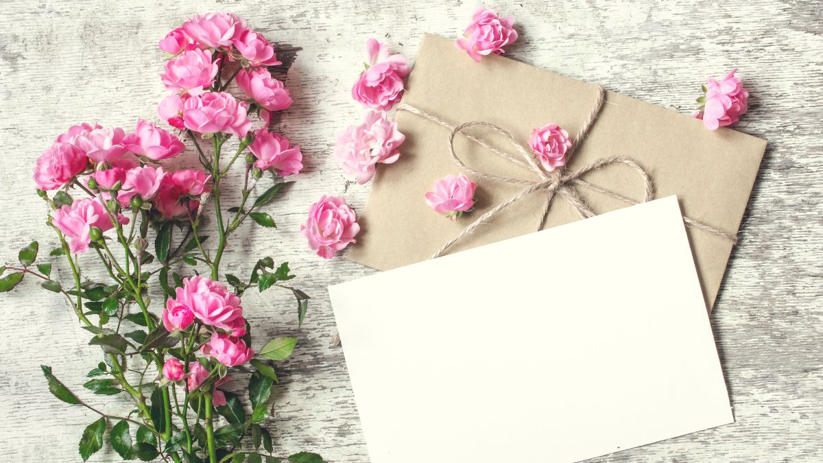 Gợi ý top quà 8/3 cho mẹ chồng khéo léo, ghi điểm nhất hoa tươi kèm thiệp chúc