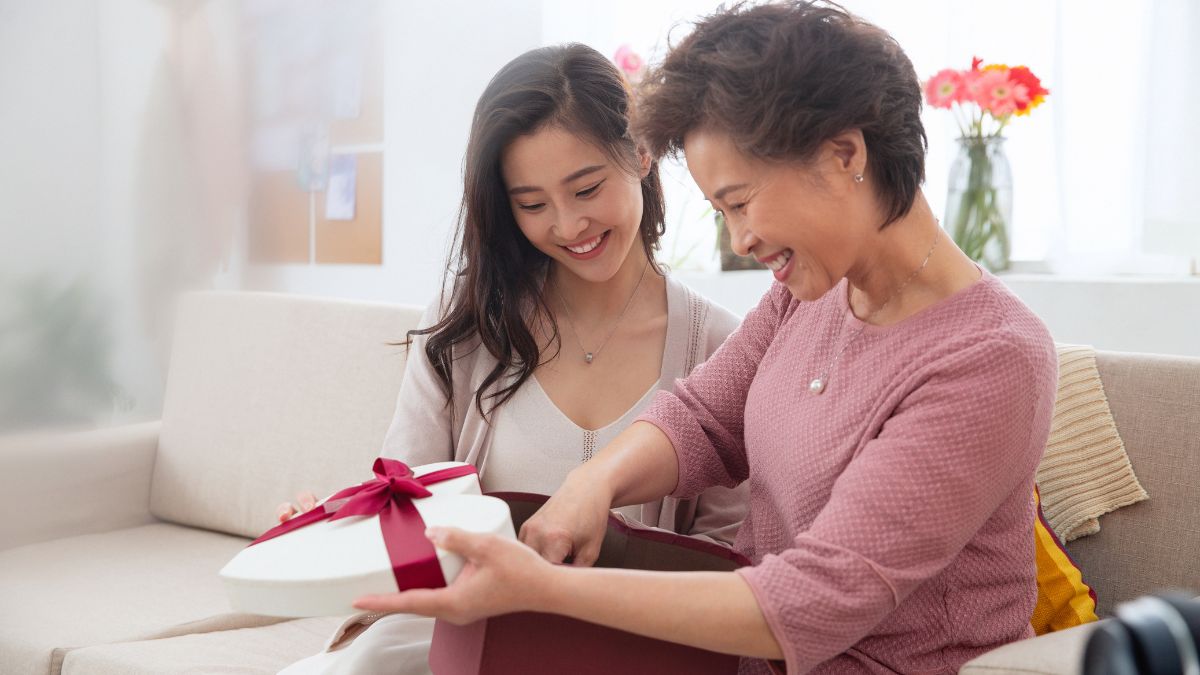 Top 10 quà 8/3 cho mẹ chồng khéo léo, ý nghĩa nhất 2026