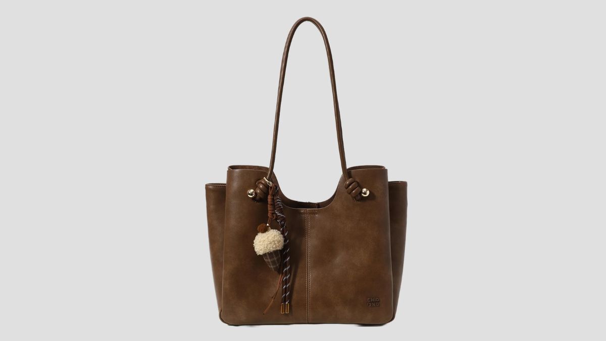 Top quà 8/3 cho nhân viên nữ ấn tượng: túi tote hoặc túi sách công sở