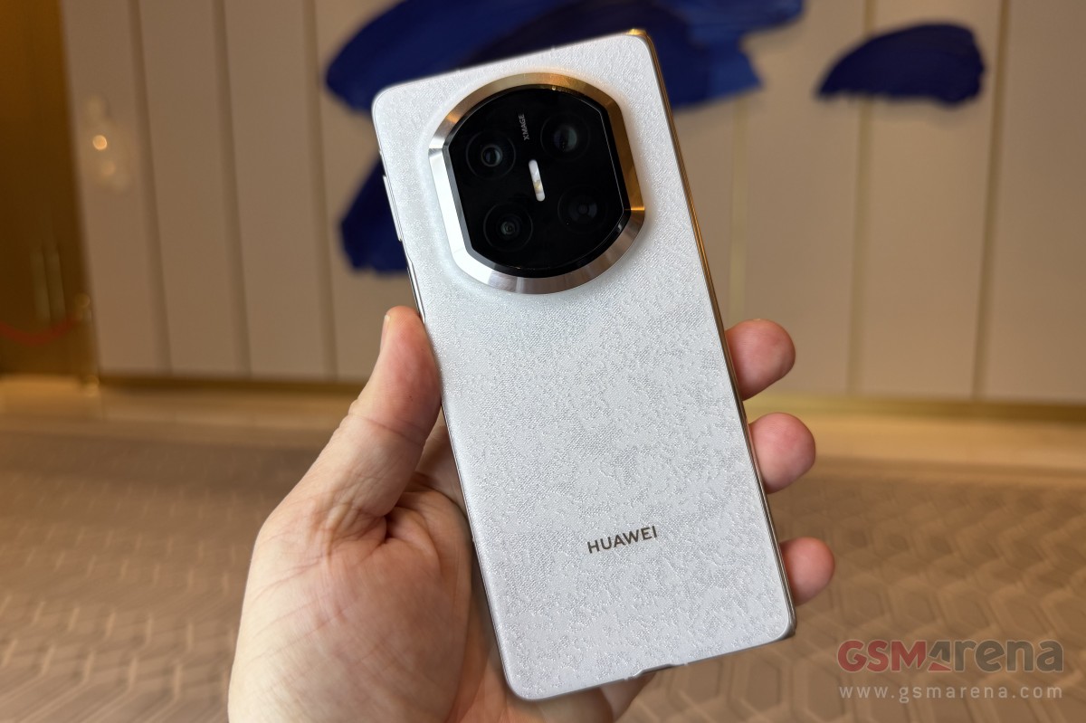 Cận cảnh Huawei Mate X7 phiên bản màu trắng