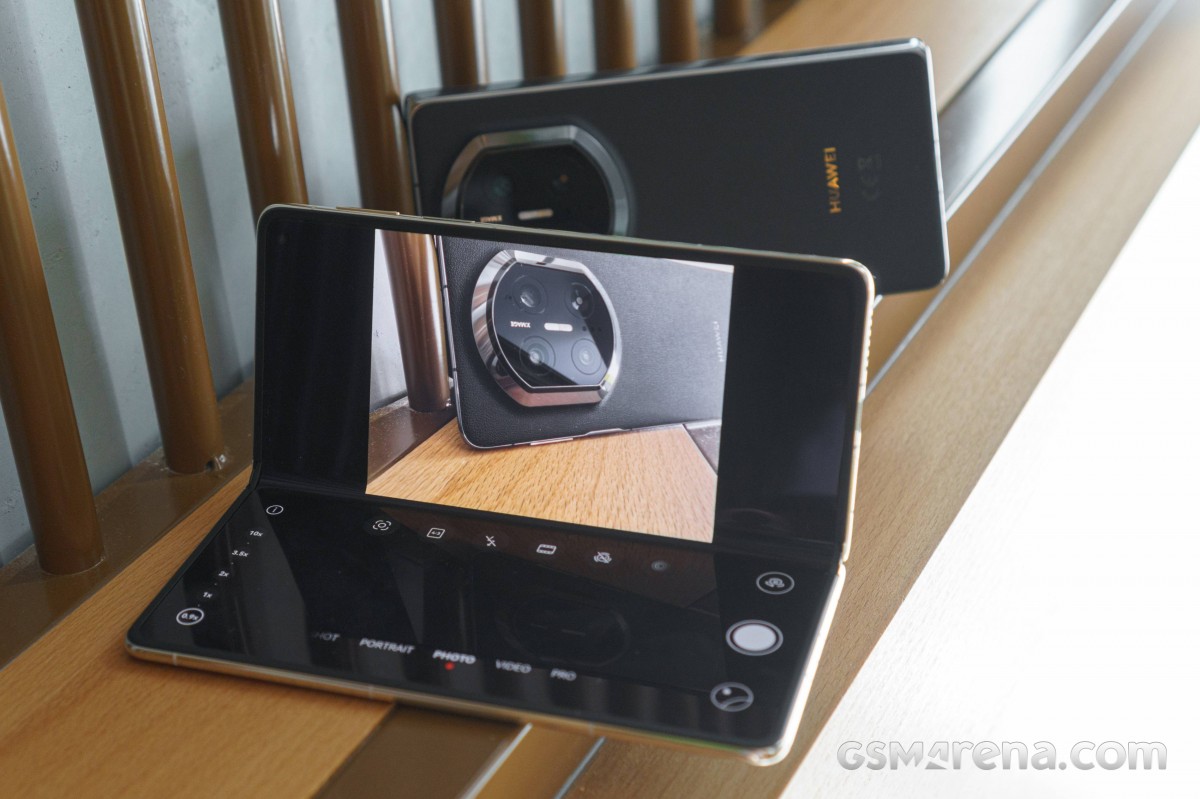 Cận cảnh Huawei Mate X7 với màn hình trong khi mở ra 7.85 inch