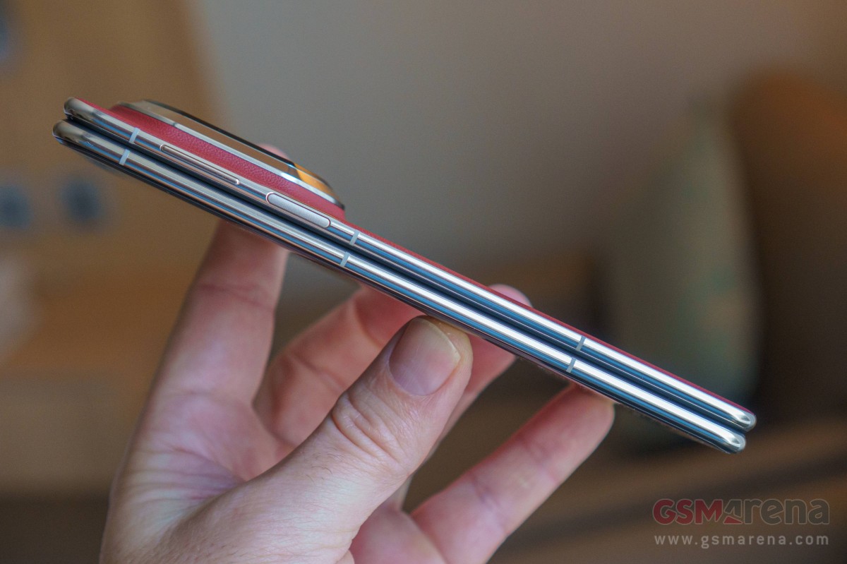 Cận cảnh Huawei Mate X7 khi gập lại chỉ 9.5mm