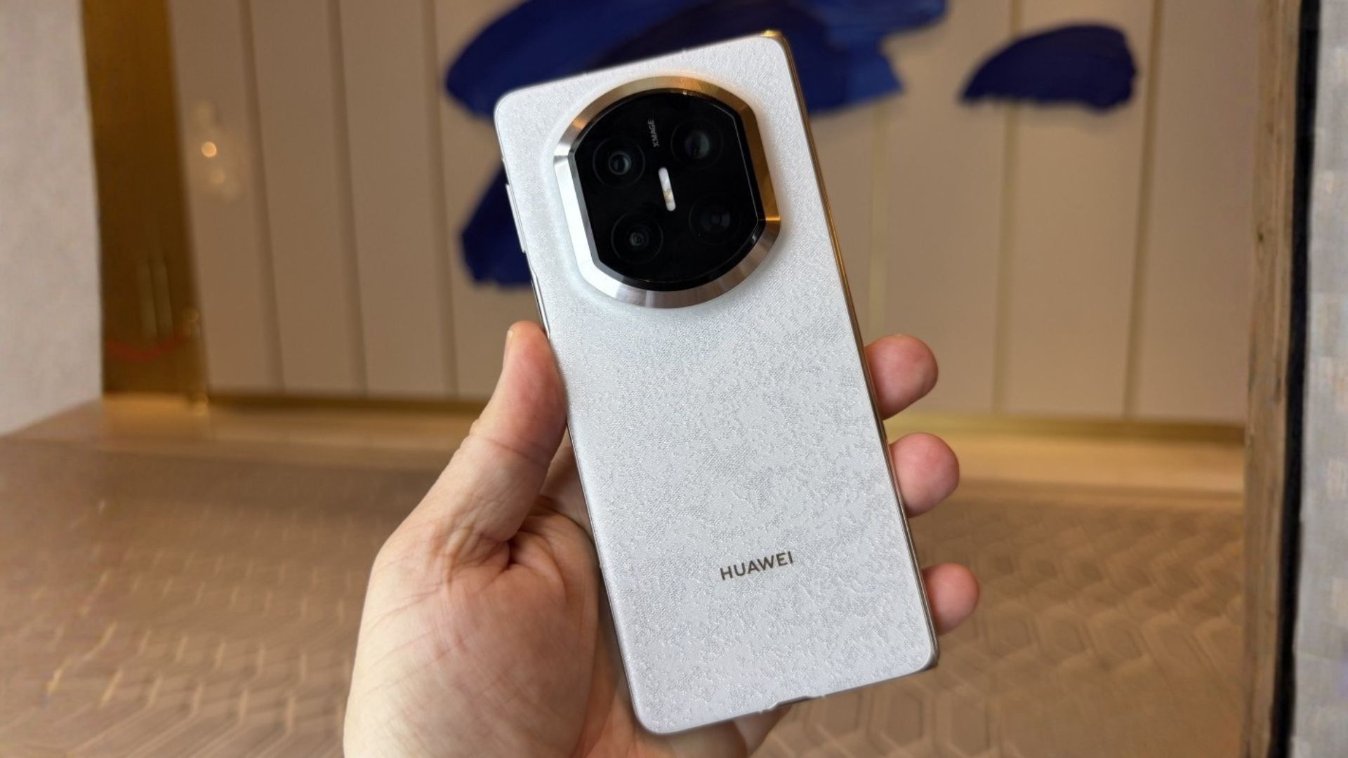 Cận cảnh Huawei Mate X7 phiên bản quốc tế: Thiết kế sang trọng, chip Kirin 9030 Pro, giá "chỉ" 49 triệu