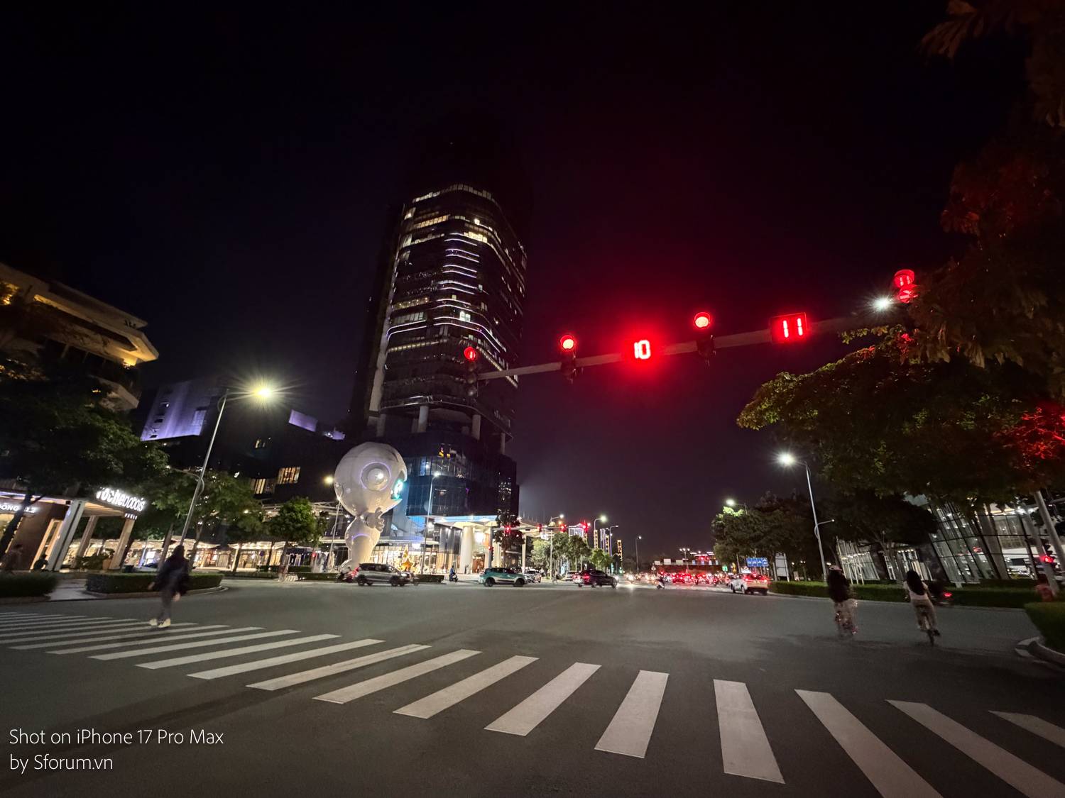 Đánh giá camera iPhone 17 Pro Max cảm biến góc siêu rộng điều kiện thiếu sáng
