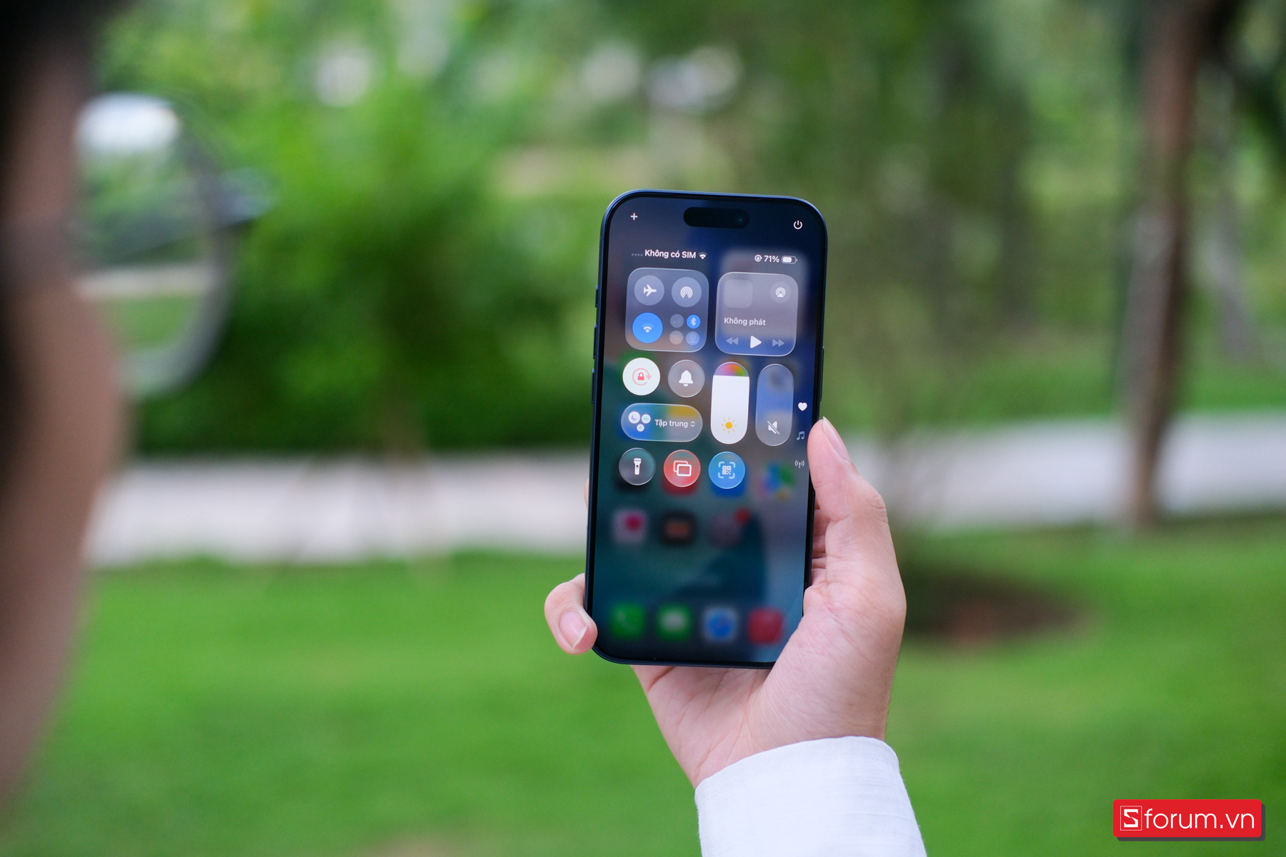Trên tay iPhone 17 Pro với giao diện iOS 26