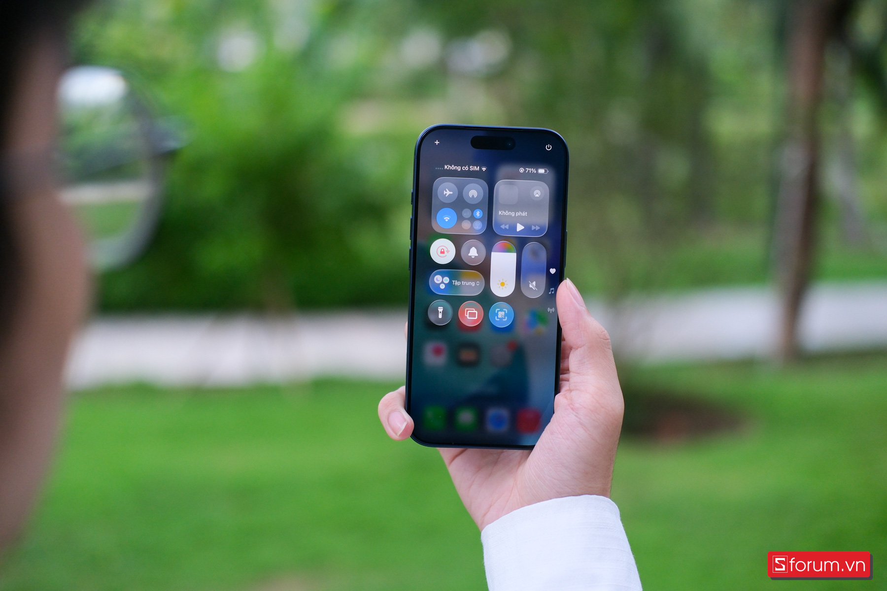 Trên tay iPhone 17 Pro với độ sáng ngoài trời tối đa 3,000 nits