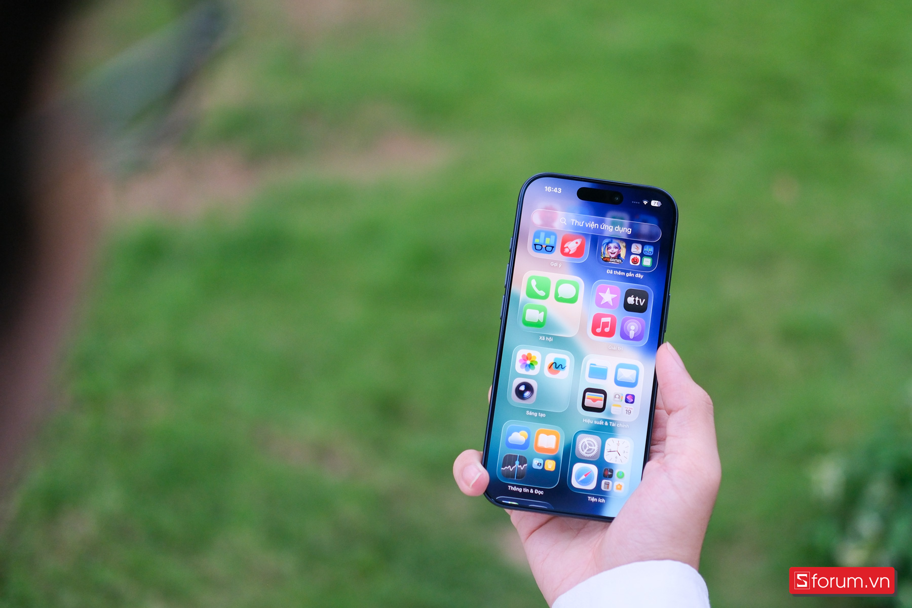 Trên tay iPhone 17 Pro với giao diện màn hình chính