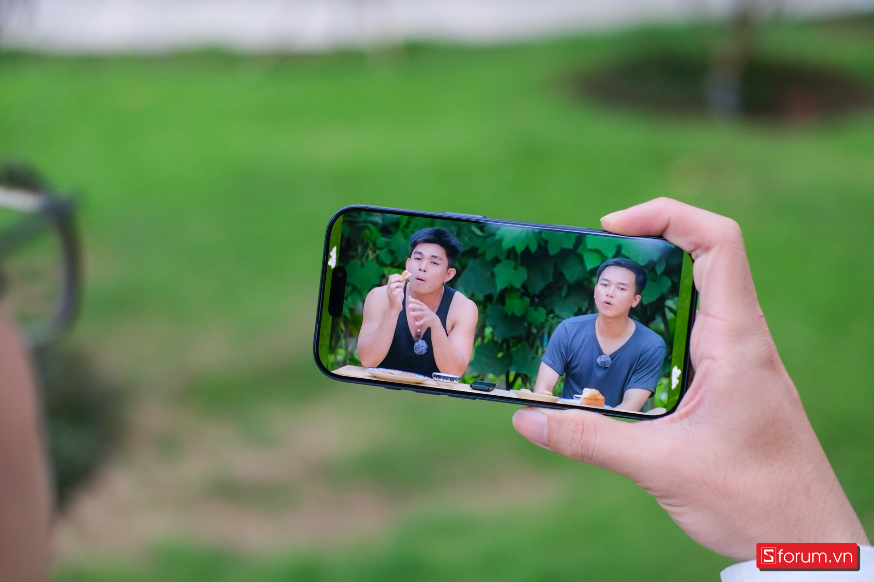 Trên tay iPhone 17 Pro với 12GB RAM