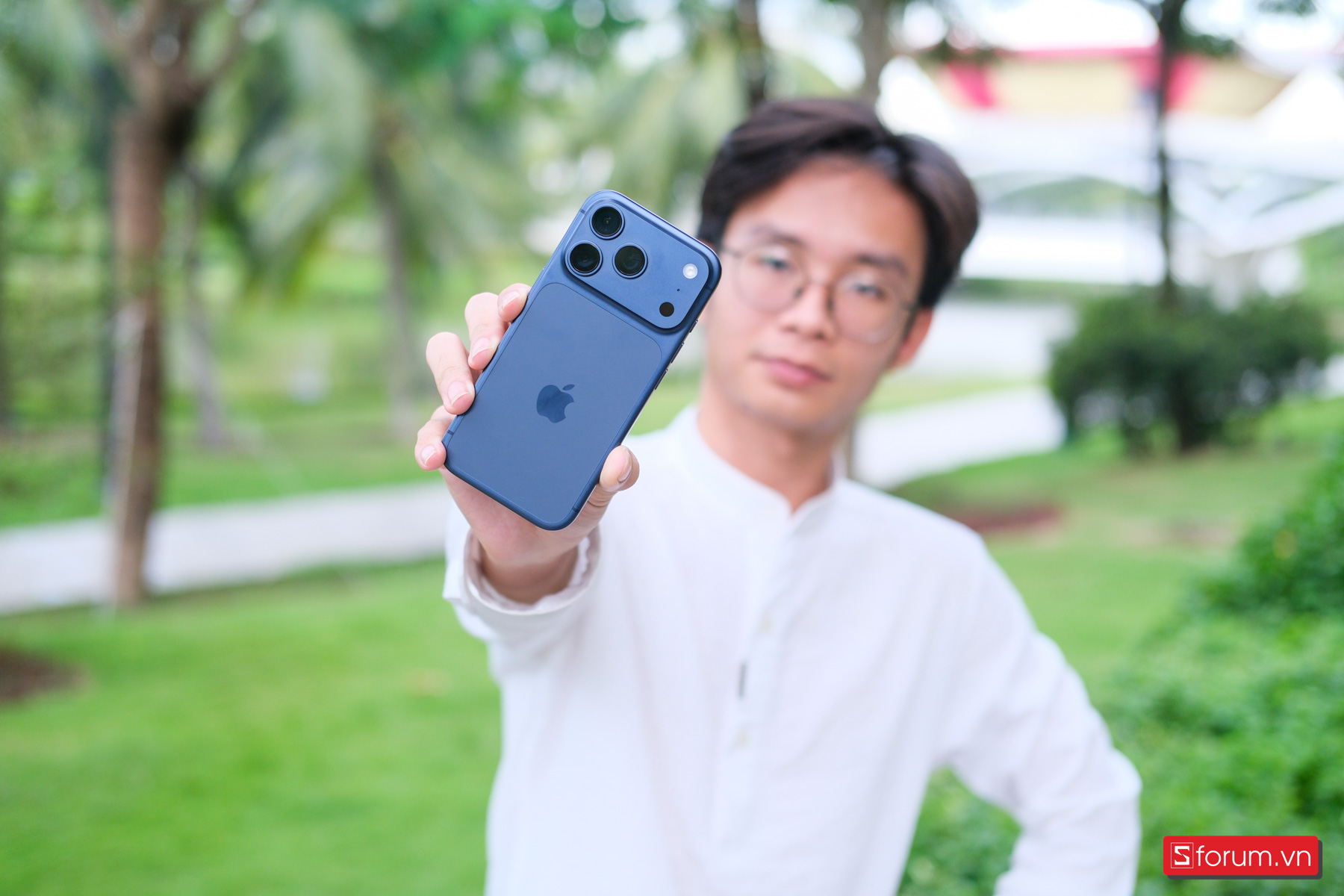 Trên tay iPhone 17 Pro với mặt lưng kết hợp nhôm và kính mờ