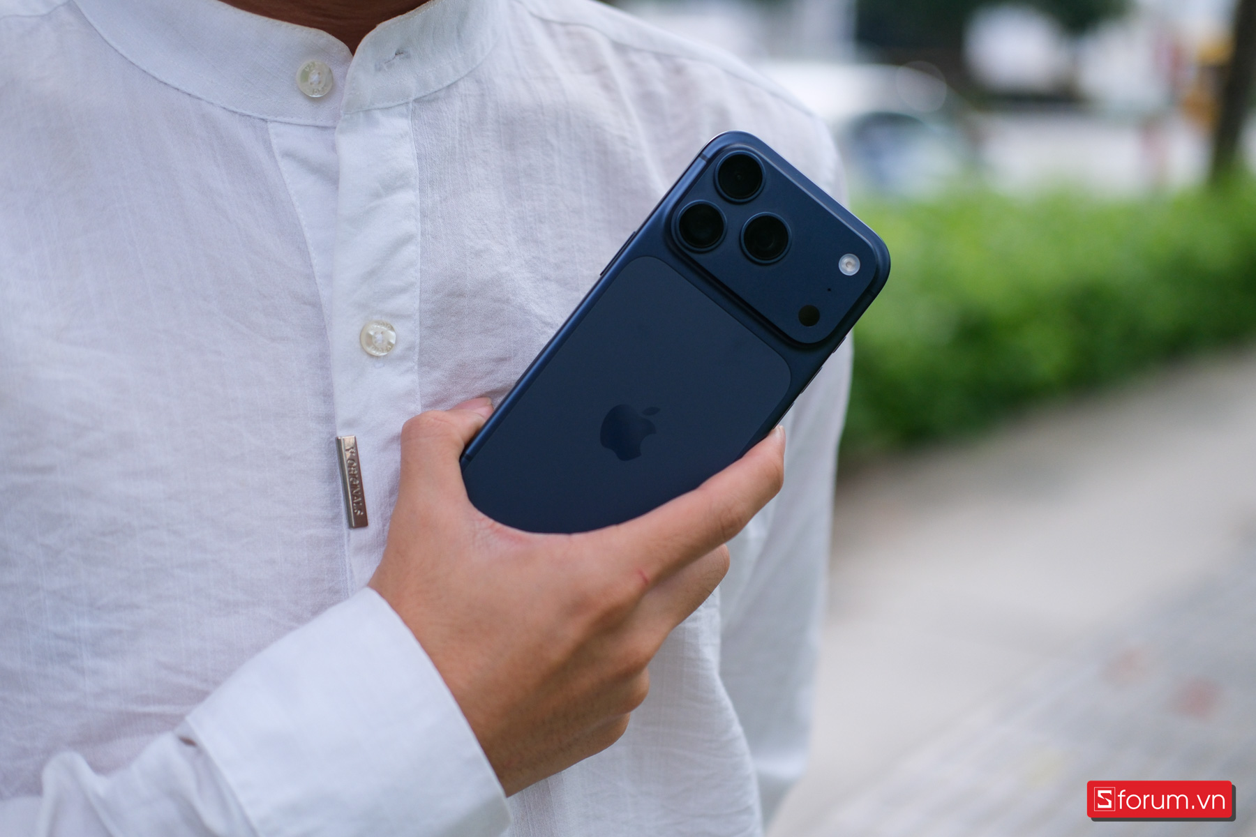Trên tay iPhone 17 Pro với phiên bản màu Xanh đậm