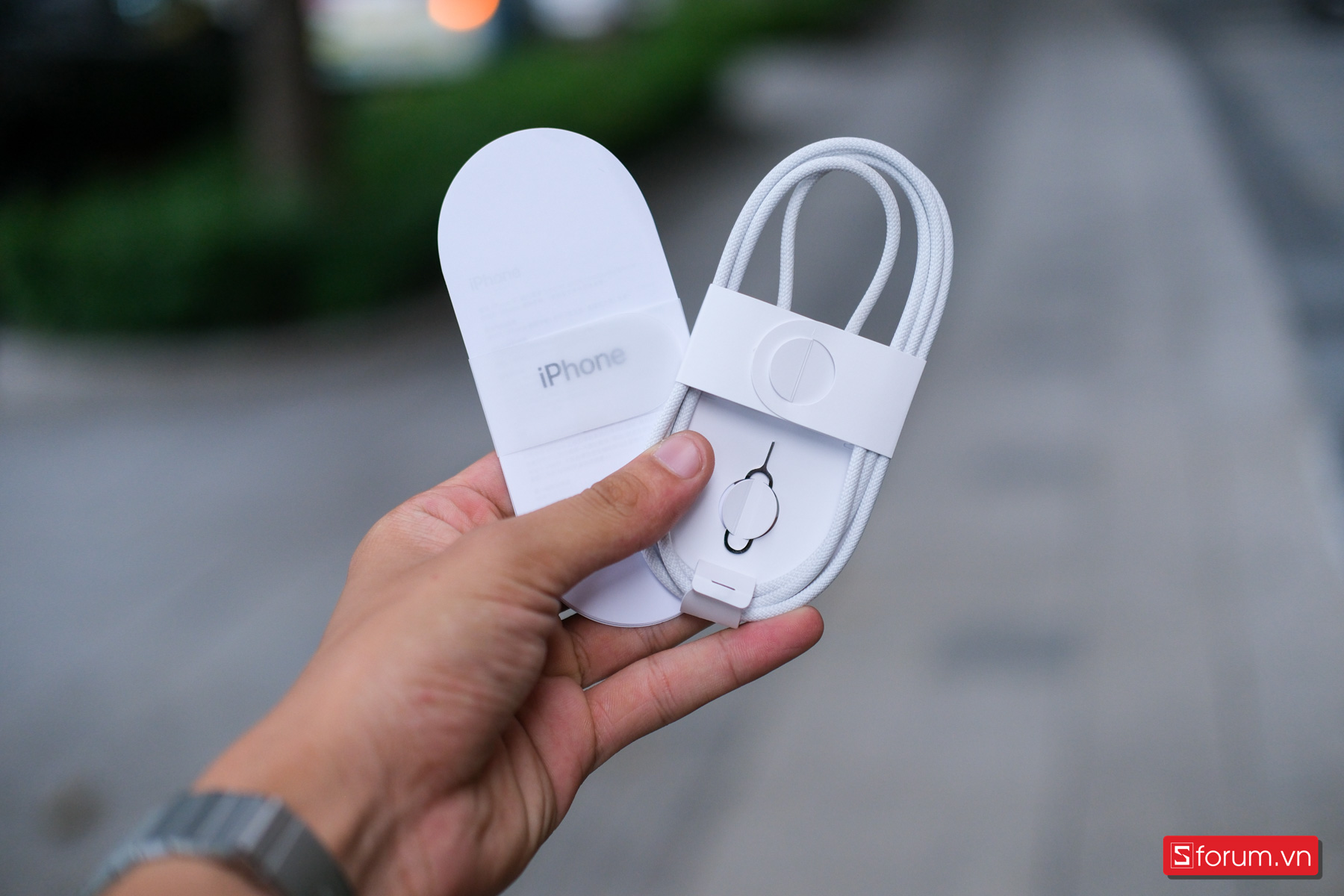 Trên tay iPhone 17 Pro và phụ kiện kèm theo hộp