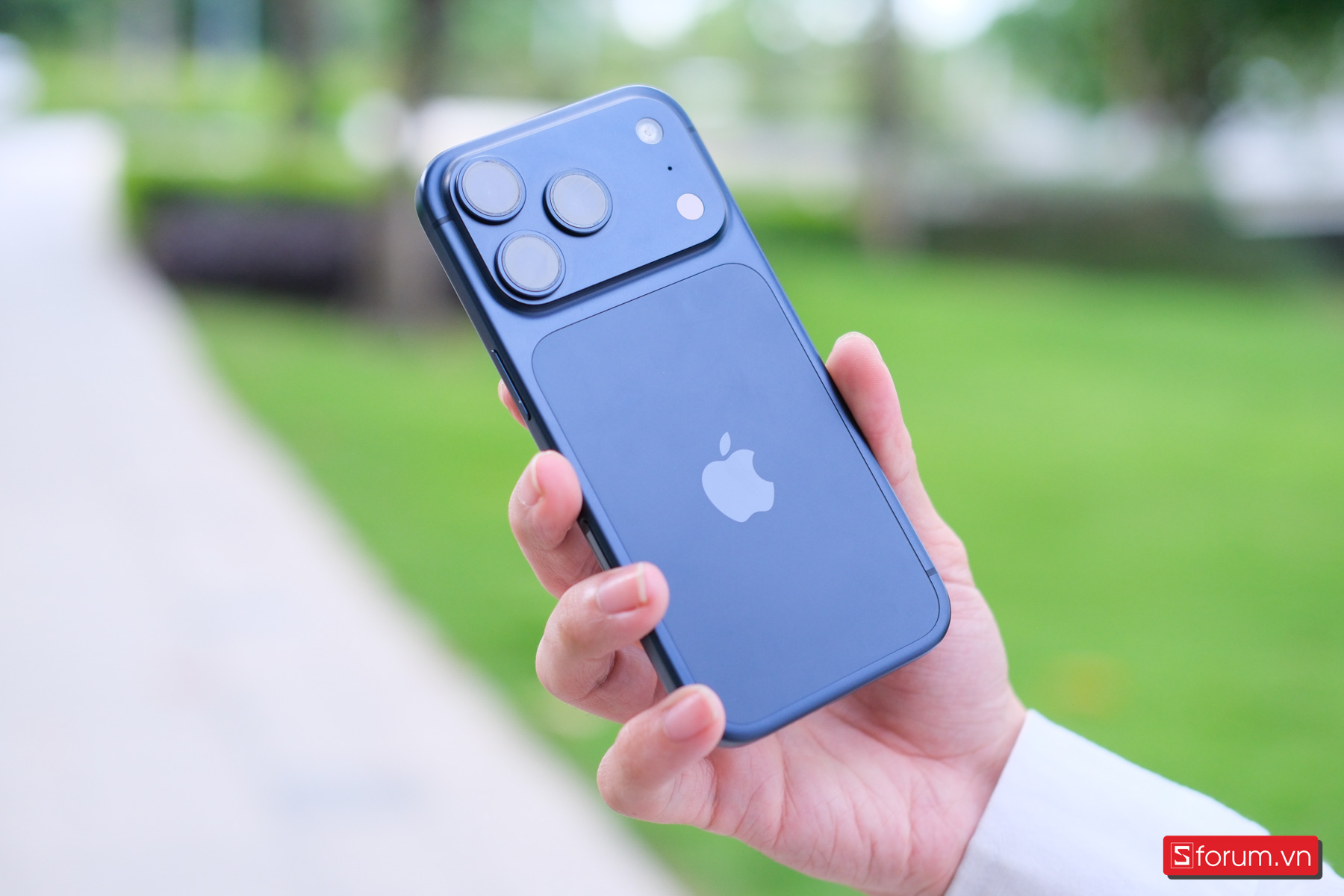 Trên tay iPhone 17 Pro với thiết kế mặt lưng mới