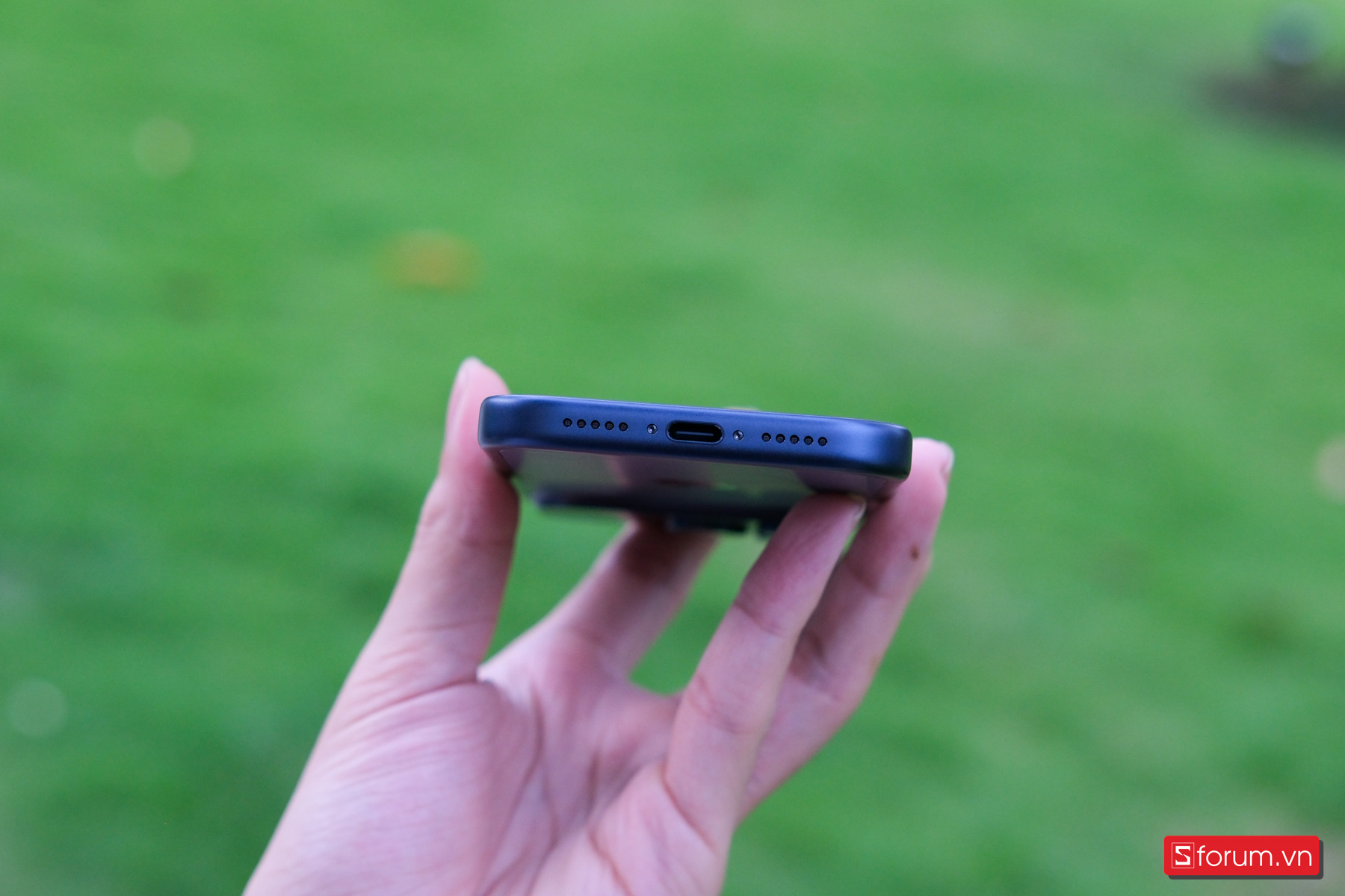 Trên tay iPhone 17 Pro với khu vực cổng sạc và loa