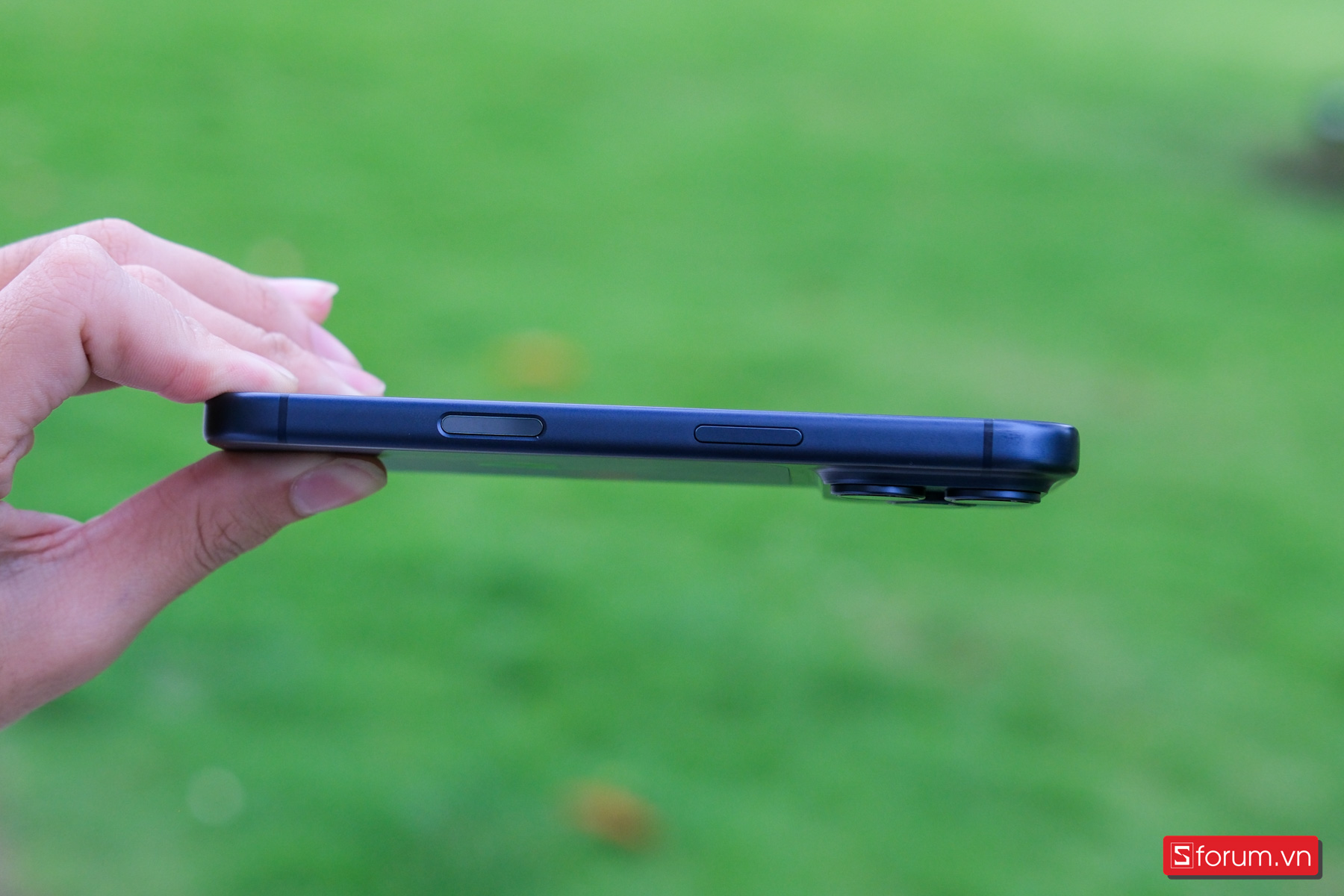 Trên tay iPhone 17 Pro khu vực cạnh phải với nút nguồn và camera control