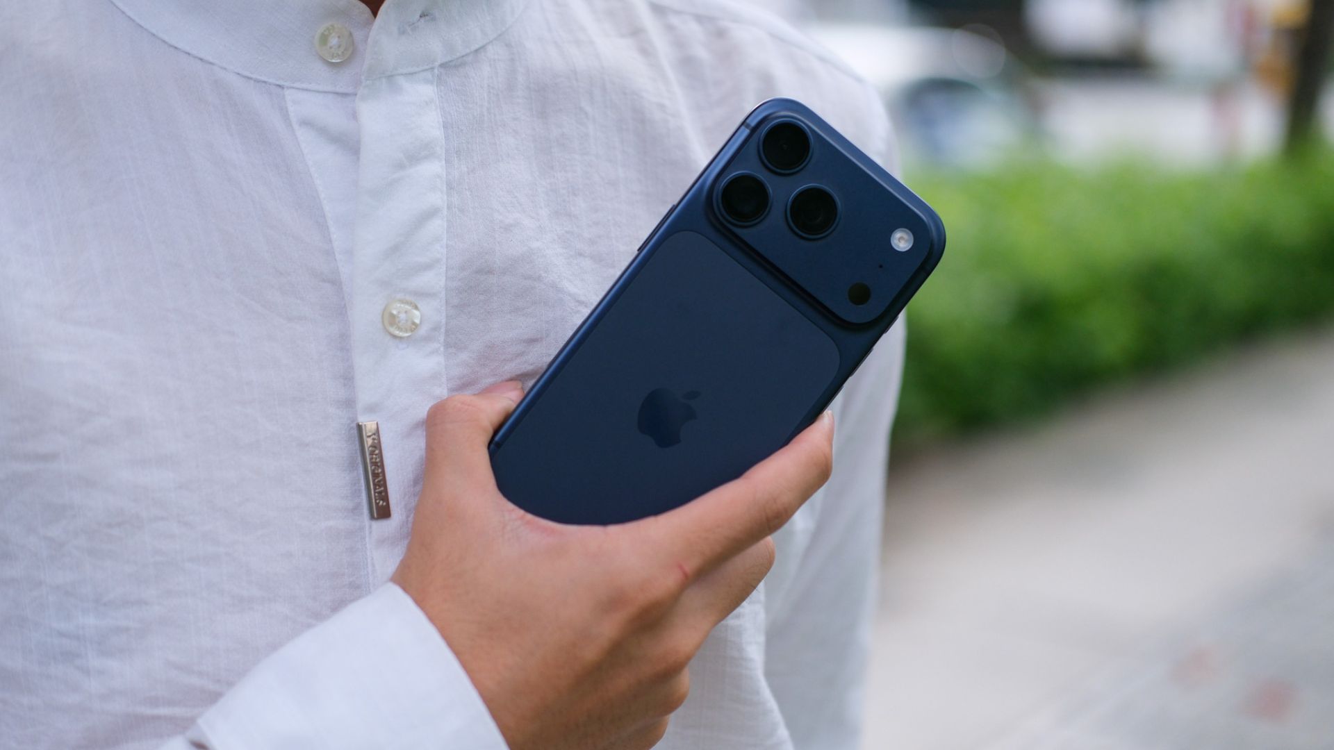 Trên tay iPhone 17 Pro: Chiếc iPhone nhỏ gọn, mạnh mẽ không kém gì Pro Max!