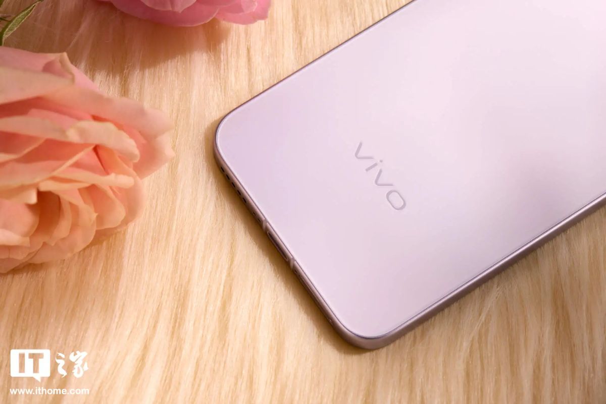 Cận cảnh vivo S50 Pro Mini với mặt lưng kính