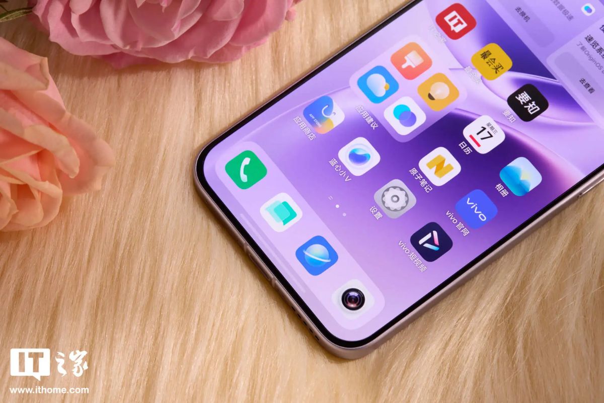 Cận cảnh vivo S50 Pro Mini với viền màn hình mỏng đều 4 cạnh