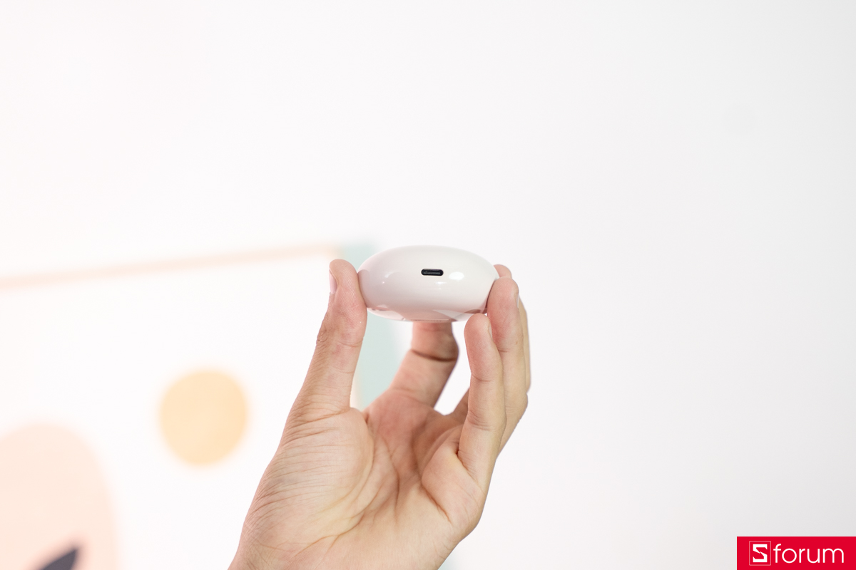 Trên tay Huawei FreeBuds 7i: Khu vực cổng sạc USB-C