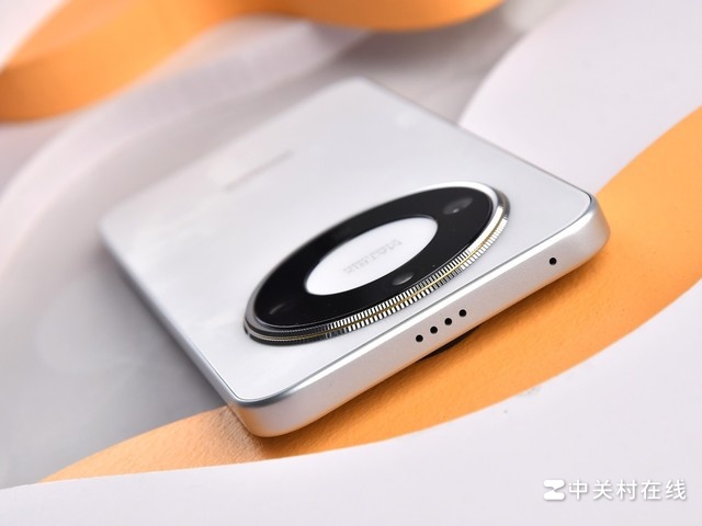 Thiết kế cạnh trên Honor X70