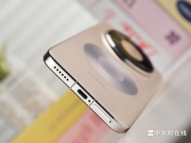 Cận cảnh Huawei Mate 80 Pro Max khu vực loa và cổng sạc