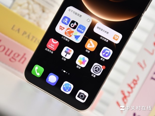 Cận cảnh Huawei Mate 80 Pro Max với độ sáng màn hình tối đa 8,000 nits