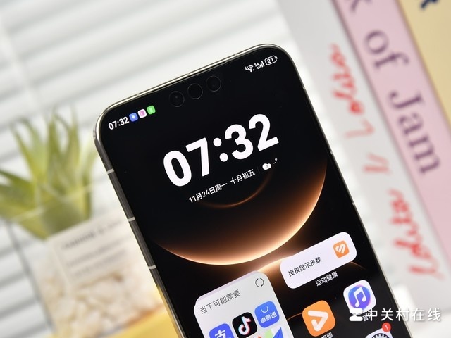 Cận cảnh Huawei Mate 80 Pro Max với màn hình 6.9 inches