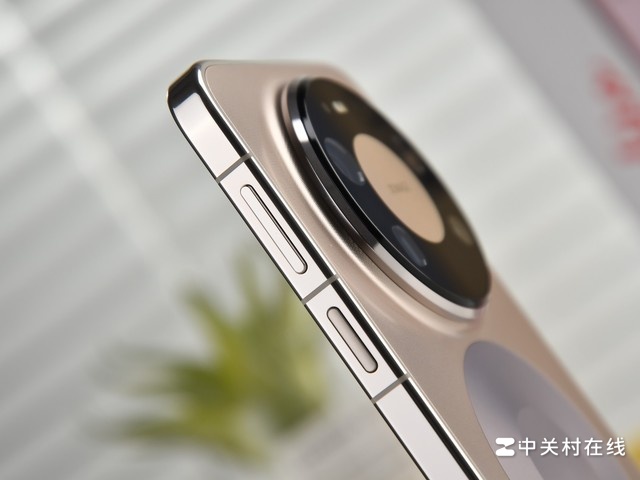 Cận cảnh Huawei Mate 80 Pro Max với ống kính khá lồi