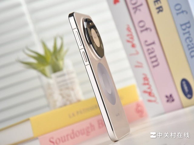 Cận cảnh Huawei Mate 80 Pro Max với các nút chức năng ở cạnh phải