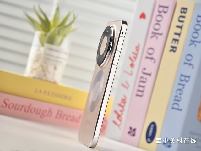 Cận cảnh Huawei Mate 80 Pro Max ở phần cạnh trái