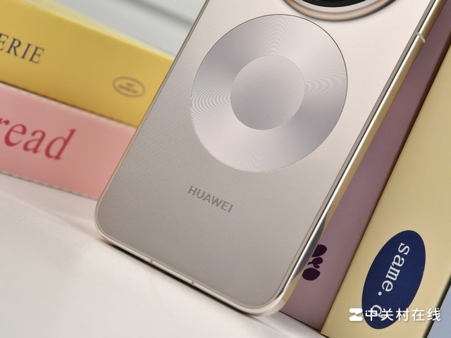 Cận cảnh Huawei Mate 80 Pro Max với mặt lưng kính