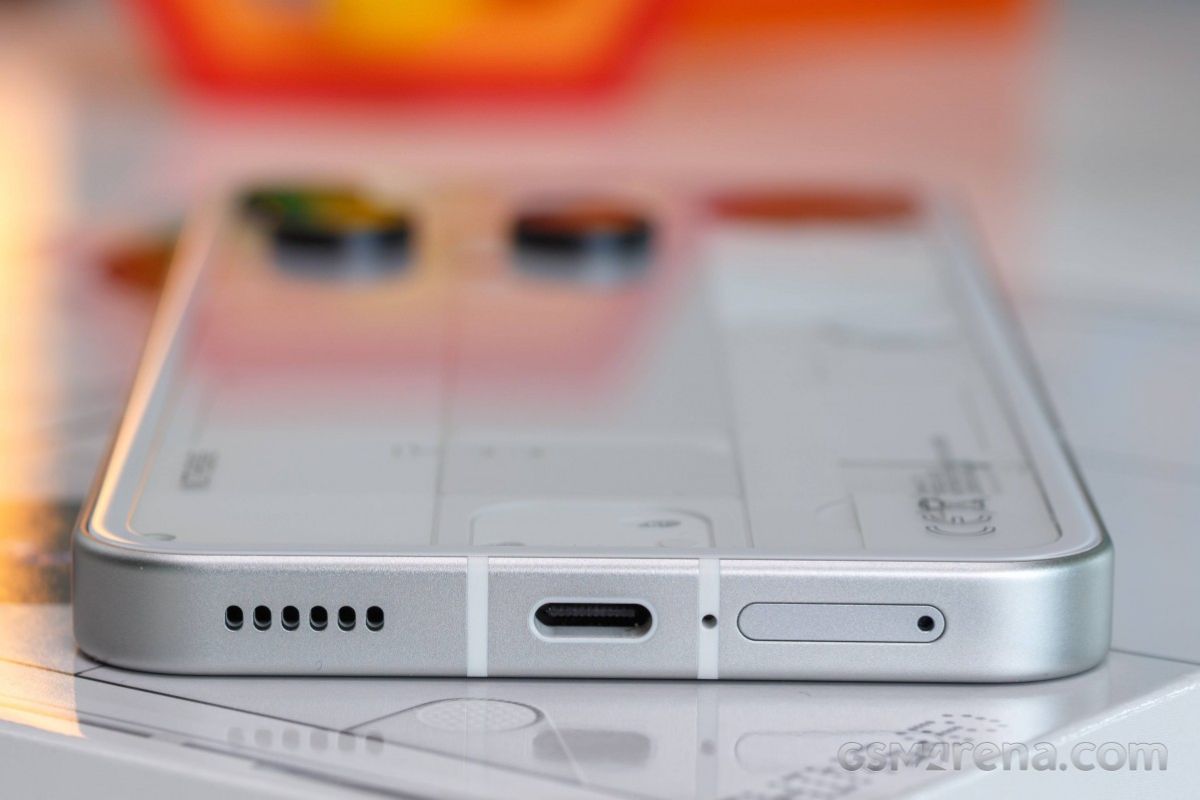 Cận cảnh cạnh dưới Nothing Phone 3a