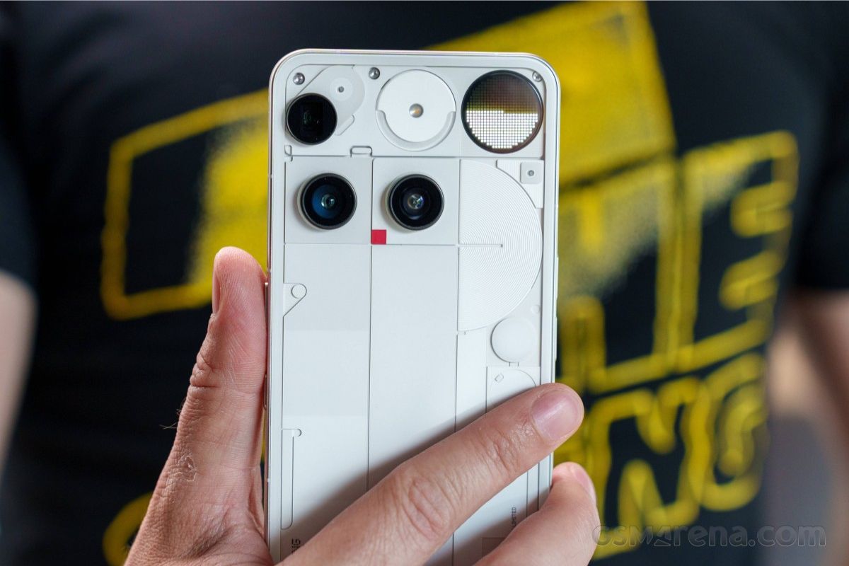 Nút cảm ứng ở mặt lưng để tương tác với màn hình ma trận trên Nothing Phone 3